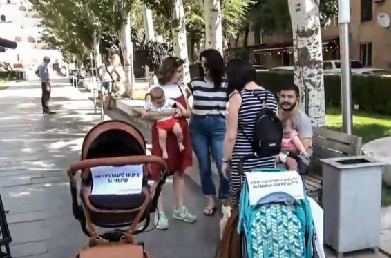 Мы хотим, чтобы наши дети унаследовали чистую Армению. Группа женщин с колясками проводит акцию против эксплуатации Амулсарской шахты
