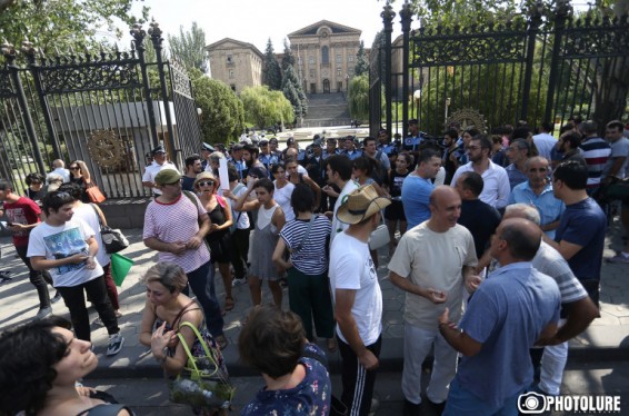 ՄԻՊ հանձնարարությամբ արագ արձագանքման խումբ է մեկնել ոստիկանության բաժին. իրականացվում է Ամուլսարի հանքի շահագործման դեմ բողոքի ակցիաների դիտարկում