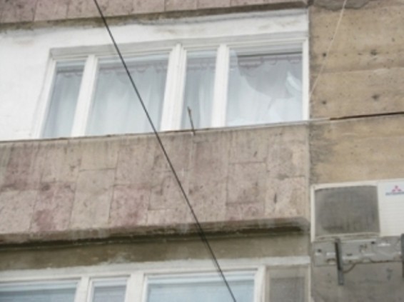 Երեւանում 36-ամյա տղամարդն 9-րդ հարկից ընկել է մեքենայի վրա եւ ողջ մնացել