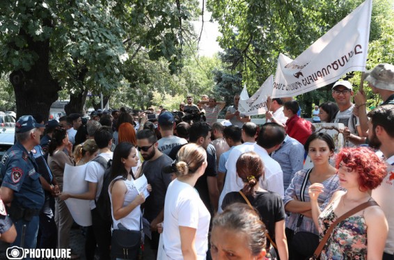 Մի քանի  կազմակերպություններ պահանջում են պատասխանատվության ենթարկել օրերս ԱԺ-ի դիմաց հավաքի ժամանակ քաղաքացիներին բռնության ենթարկած ոստիկաններին