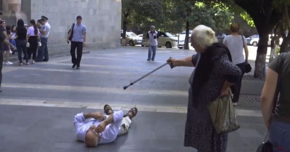 VIDEO: Արա, դե վեր կաց էլի, ամոթ ա. ՀՀԿ տատին՝ Գասպարիին
