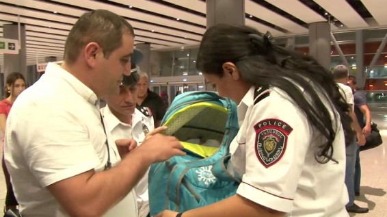 Video. Առանց խնամքի մնացած նորածինը ոստիկանների օգնությամբ տեղափոխվել է Հայաստան