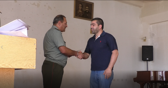 Գյումրիում պարգևատրվել են բանակից զորացրված զինծառայողները