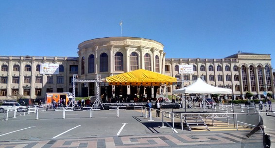 Հյուրերն արդեն եկել են. գյումրեցիները միմյանց շնորհավորում ու շնորհավորանք են ստանում