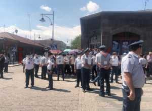 Բողոքող գյումրեցիներին հեռացրեցին վարչապետի գալուց առաջ