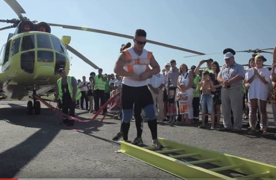 Ուժամարտիկ կինը տեղաշարժել է Մի-8 ուղղաթիռը