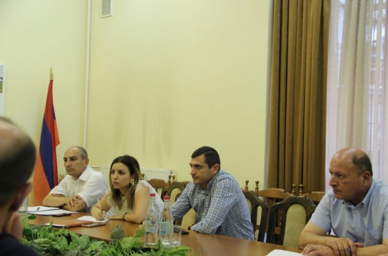 Ջերմոցային տնտեսությունների ներկայացուցիչների հետ քննարկվել են ջերմատներում գազի սակագնի, թունաքիմիկատների որակի վերահսկման խնդիրները