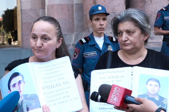 Աննա Հակոբյանը մեզ չի ընդունում, գրասենյակից պատասխանում են, որ գումարային հարցերով չեն զբաղվում, բայց մենք փող չենք էլ ուզել. զոհված զինծառայողների մայրեր