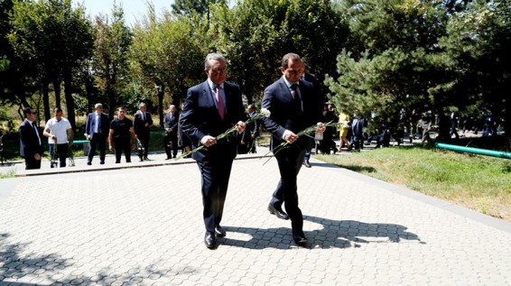 Պաշտպանության և արտաքին գործերի նախարարներն այցելել են «Եռաբլուր» պանթեոն