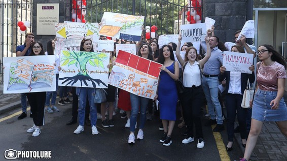 Студенты Армянского государственного экономического университета проводят акцию протеста