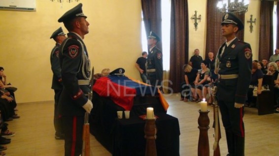 Երեւանում կայացավ փոխհրաձգությունից 27 օր հետո մահացած ոստիկանի հոգեհանգիստը