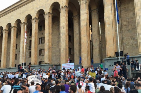 «Ստրուկնե´ր». Թբիլիսիում խորհրդարանի շենքի մոտ հավաքված ցուցարարները բողոքում են Գեորգի Գախարիային վարչապետի թեկնածու առաջադրելու որոշման դեմ