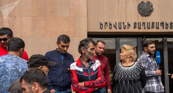 Сотрудники Санитек провели акцию у мэрии Еревана: они требуют своих зарплат