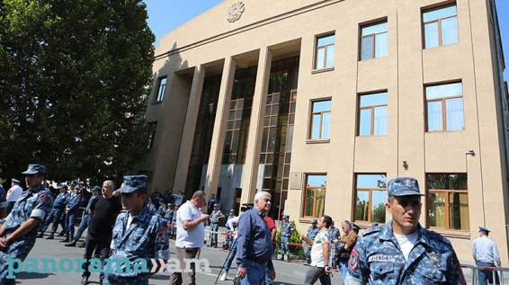 Сторонники второго президента Армении Роберта Кочаряна не сомневаются в победе