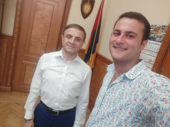 В соцсети появилось фото, сделанное в кабинете главы полиции