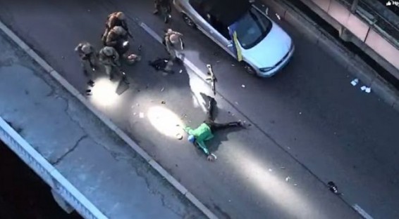 В Киеве вооруженный бывший военный захватил мост из-за измены девушки