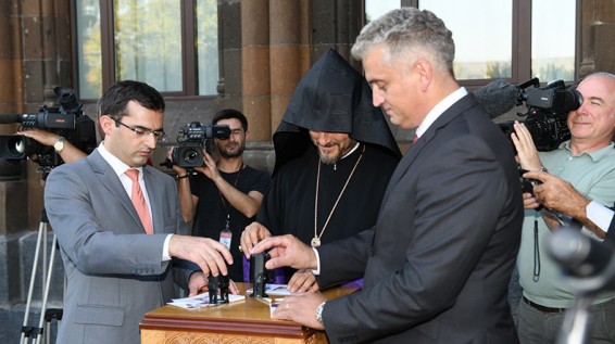 Նոր նամականիշ՝ նվիրված «Կրոն. Հայոց Վեհարան» թեմային