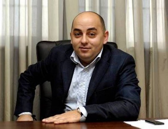 «Հրապարակ». Նախկին ՀՀԿ-ականը շրջում է ԼՀԿ-ականի համարանիշներով. Նրան պատգամավոր է «դարձրել» Արման Սահակյանը