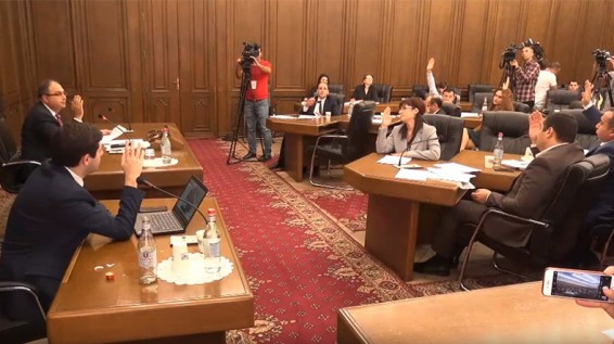 Հրայր Թովմասյանի լիազորությունները դադարեցնելու մասին նախագիծը ԱԺ պետաիրավական հանձնաժողովի նիստում հավանության արժանացավ