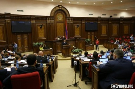 ԱԺ-ում ընթանում է Հրայր Թովմասյանի լիազորությունները դադարեցնելու հարցի քվեարկությունը