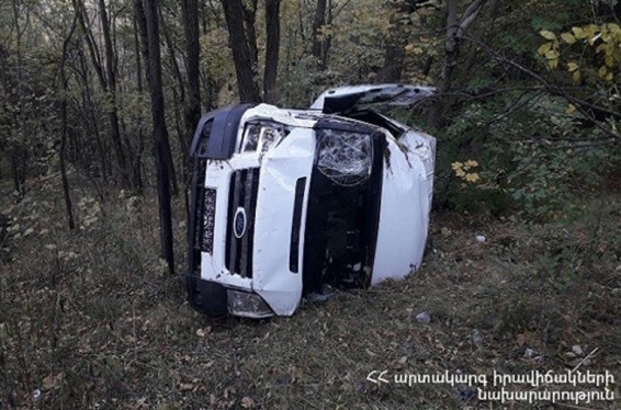 Ford Transit-ը դուրս է եկել Երևան-Դիլիջան ավտոճանապարհի երթևեկելի հատվածից և գլորվել ձորը