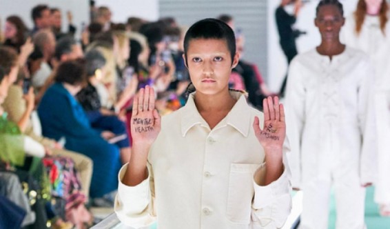 Модель Gucci устроила протест на показе жакетов, напоминающих смирительные рубашки
