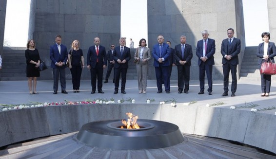 Լիտվայի Սեյմասի խոսնակը հարգանքի տուրք է մատուցել Ծիծեռնակաբերդի հուշահամալիրում