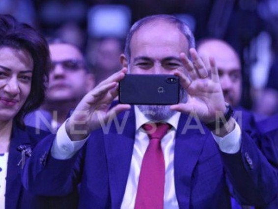 Նիկոլ Փաշինյանը «WCIT 2019»-ին եկավ Աննա Հակոբյանի եւ դստեր՝ Մարիամի հետ