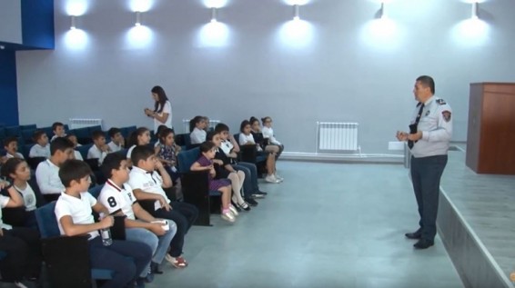 Դպրոցականներն այցելել են ճանապարհային ոստիկանություն