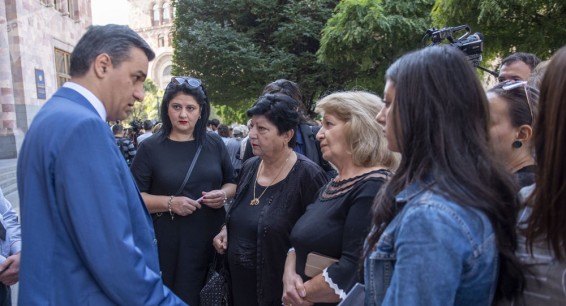 Обманутые туристы провели акцию протеста перед правительством Армении