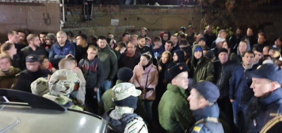 В Саратове предполагаемого убийцу ребенка спасли от толпы, одев омоновцем