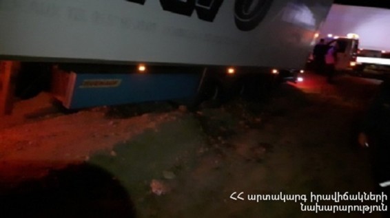 Իջևան-Նոյեմբերյան ճանապարհին բեռնատարը դուրս է եկել երթևեկելի հատվածից և արգելափակվել գրունտի շերտում