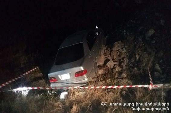 Գյումրի-Ազատան ավտոճանապարհին Mercedes-ը դուրս է եկել ճանապարհի երթևեկելի հատվածից և բախվել քարերին. կան տուժածներ
