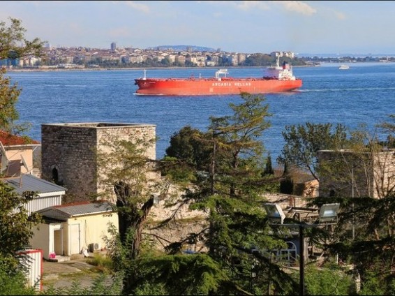 Два судна не разошлись в Босфоре, трое военных погибли