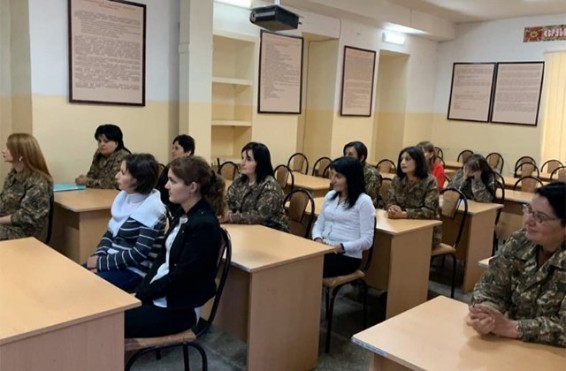 Հանդիպում կին զինծառայողների հետ