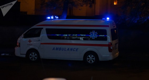 В одну из больниц Еревана госпитализировали молодого мужчину с перерезанным горлом