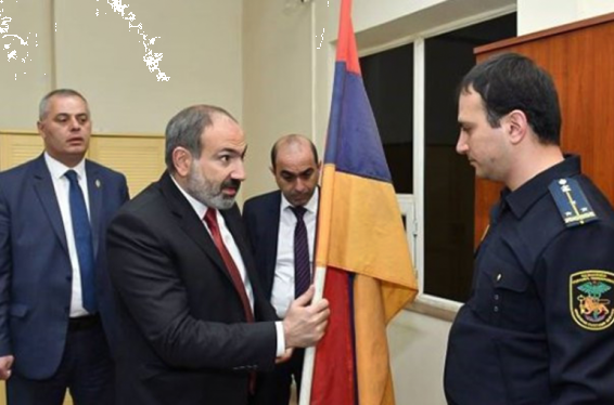 Վարչապետը հրահանգել է ծառայության ընդունել ՊԵԿ աշխատողին, ում ամիսներ առաջ ազատել էր աշխատանքից ՀՀ դրոշի նկատմամբ անհարգալից վերաբերմունքի համար