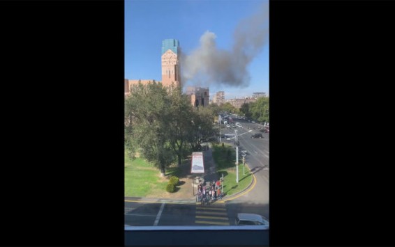 VIDEO: Пожар в мэрии Еревана, из здания валит густой дым