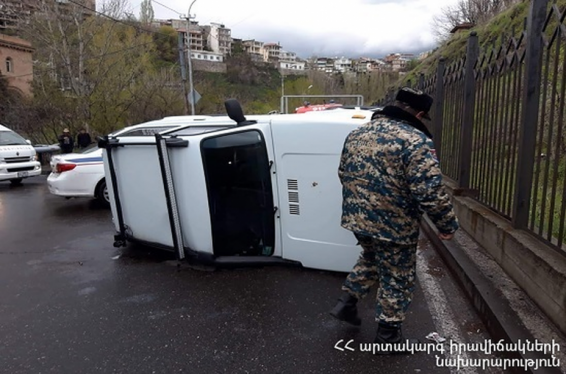 Հրազդանի կիրճում Nissan Murano-ն բախվել է եզրաքարին և կողաշրջվել
