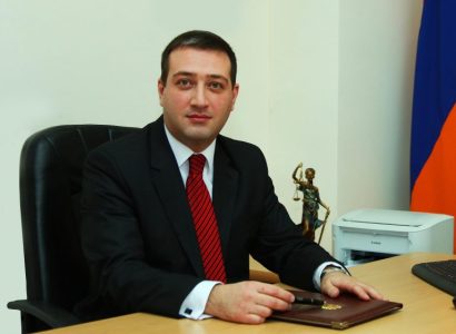 Փրկարարների վրա զենք պահած դատավորը ԱԱԾ նախկին տնօրենի քրոջ ամուսինն է եւ Վճռաբեկ դատարանի նախագահի սանիկը. Ժողովուրդ