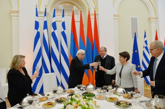 Արմեն Սարգսյանի և տիկին Նունե Սարգսյանի անունից տրվել է պաշտոնական ընթրիք ի պատիվ Հունաստանի նախագահ Պրոկոպիոս Պավլոպուլոսի և նրա տիկնոջ