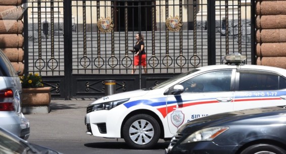 Пашинян поощрил сотрудника Дорожной полиции, оштрафовавшего крупного чиновника
