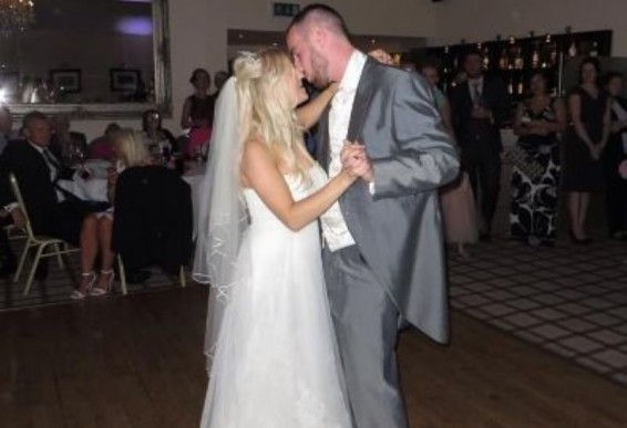 Բրիտանիայում կինը վաճառում է հարսանեկան զգեստը ամուսնալուծության ծախսերը հոգալու համար