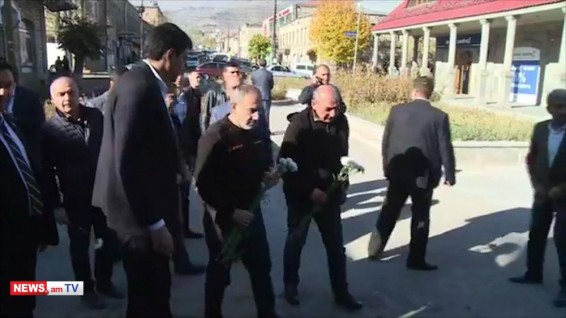 Փաշինյանը Բակո Սահակյանի հետ ծաղիկներ խոնարհեց Հայրենական Մեծ պատերազմի զոհերի հուշարձանին