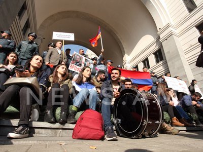 «Դուք ձախողակ եք, պարոն նախարար»․ ՀՀԿ-ի երիտասարդական կազմակերպության անդամները դատարկ ճամպրուկ էին բերել ԱԳՆ