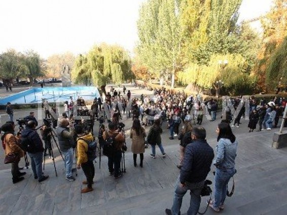 Երանի, որ Թաթուլ Կրպեյանն այս ամենը չի տեսնում․ ուսանողների ակցիան՝ ԵՊՀ-ի դիմաց