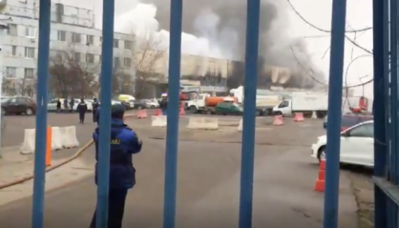 VIDEO: На северо-западе Москвы загорелся склад с газовым оборудованием