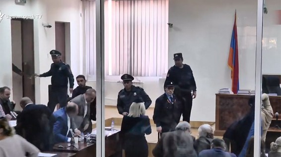 Суд по делу второго президента Армении Роберта Кочаряна удалился в совещательную комнату по ходатайству об отводе прокурора