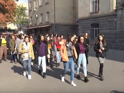Բանասիրականի ուսանողները դիմում-նամակ հանձնեցին ԵՊՀ ռեկտորի ժ/պ-ին ու գիտխորհրդին, ապա վերադարձան դասի