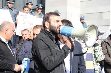 Նստացույցը շարունակվում է, իսկ դասադուլը ոչ թե դադարում է, այլ դադար ենք տալիս 3 օրով, ցավում եմ ապատեղեկատվության համար. Գևորգ Գյուլումյան